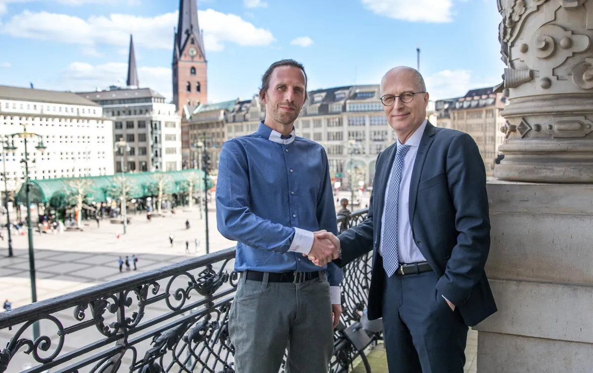 Hamburgs Erster Bürgermeister Dr. Peter Tschentscher und Blockchance CEO Fabian Friedrich