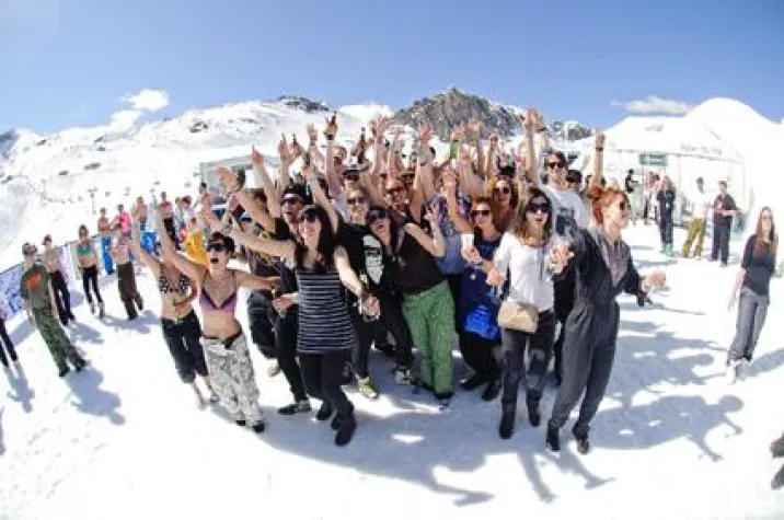 Bild: „Snowbomber“ zu Gast im Volvo ICE CAMP Musikfestival mit Star-DJ Mark Ronson am Kitzsteinhorn