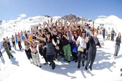 „Snowbomber“ zu Gast im Volvo ICE CAMP Musikfestival mit Star-DJ Mark Ronson am Kitzsteinhorn Bild: „Snowbomber“ zu Gast im Volvo ICE CAMP Musikfestival mit Star-DJ Mark Ronson am Kitzsteinhorn