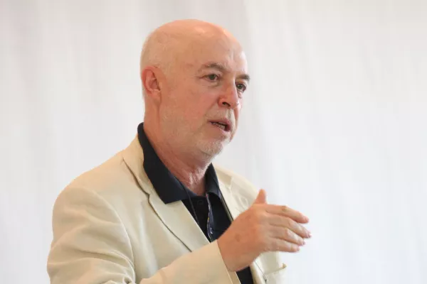 Bild: Dr. Jurij Alschitz eröffnet den neuen Online Regiestudiengang "The School of Directing“ im November 2024