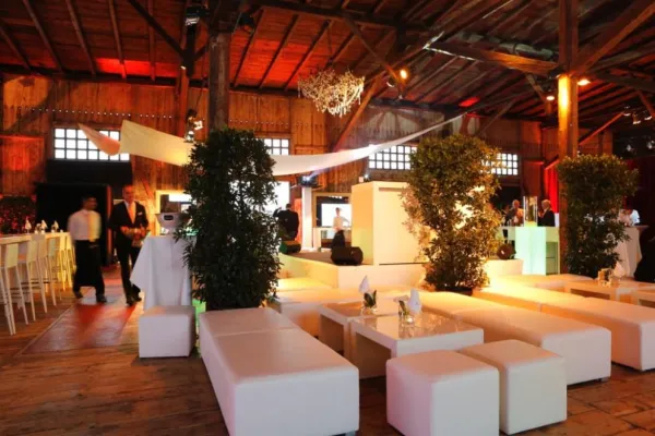 Bild: Sportwagenpräsentation im urigen Schuppen