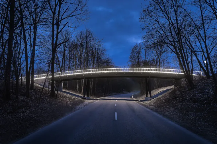 Bild: Brückenbeleuchtung mit LED-Handlauf . Mehr Licht für Fußgänger und Radfahrer