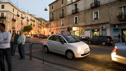 Jaeger schiesst Fiat 500 als Art Edition "Universo" von Pino Alessio Bild: Jaeger schiesst Fiat 500 als Art Edition "Universo" von Pino Alessio