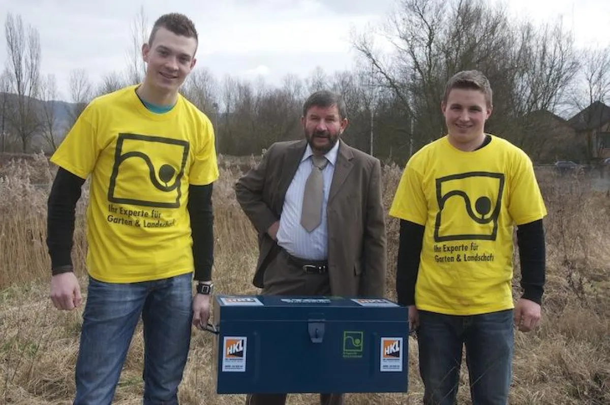 Werkzeugkisten als Dank für eine großartige Leistung: Christian Menken, Cölestin Huhn, Max Kreß
