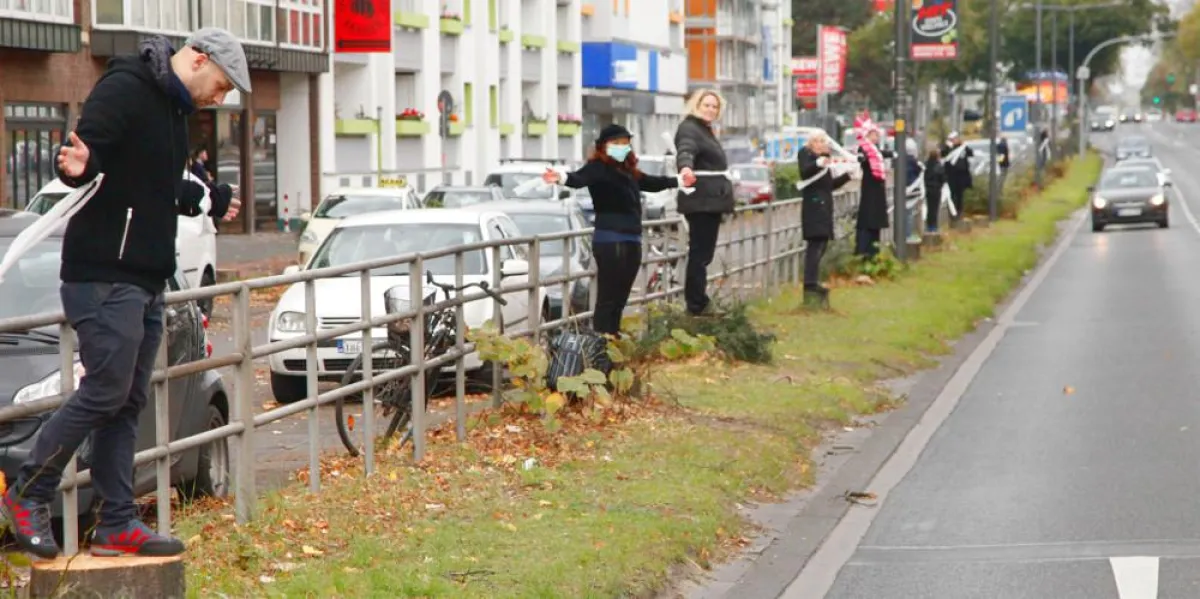 Protest auf den Stümpfen der abgesägten Bäume . Foto: Lukas Holter