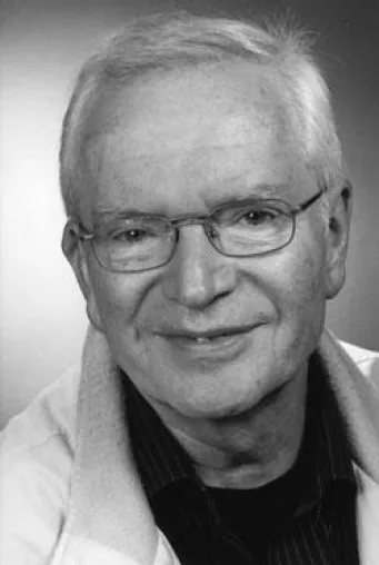 Bild: Franz Bertold Möller, Autor des August von Goethe Literaturverlages, liest erstmals aus seinem Buch