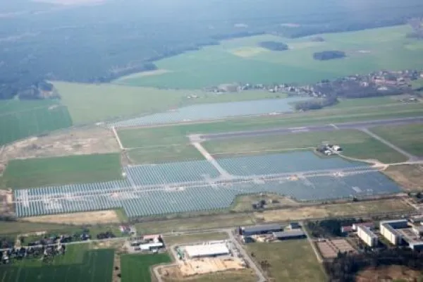 Bild: Solar-Großkraftwerk am Flugplatz Rothenburg/Oberlausitz (20,5 MWp) offiziell eingeweiht