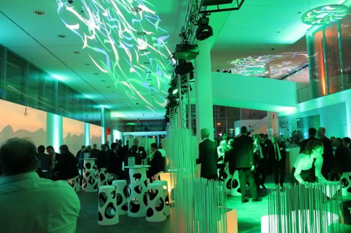 Infineon feiert Abschluss der electronica mit MDS PAtec Bild: Infineon feiert Abschluss der electronica mit MDS PAtec