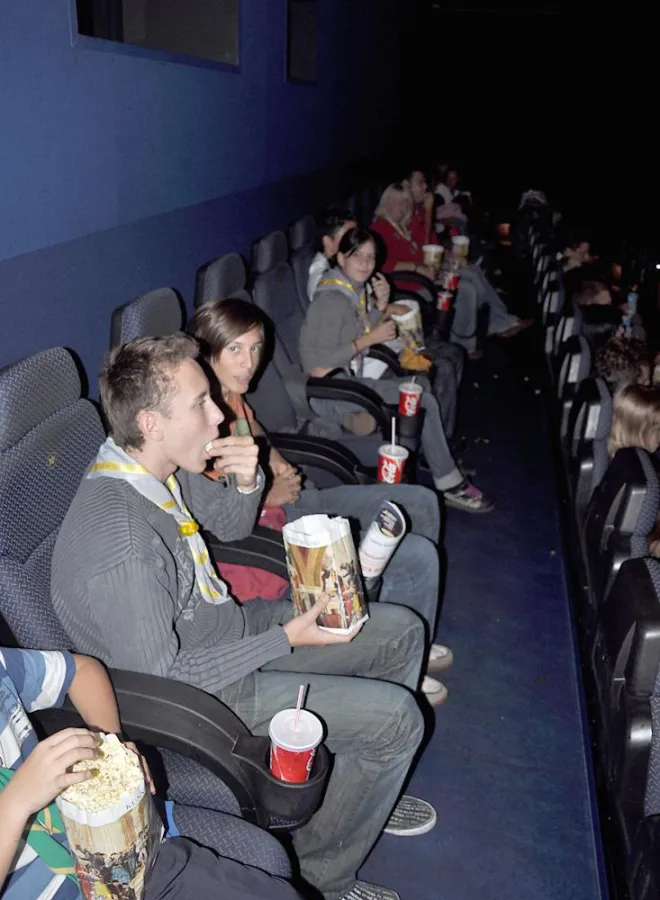 Gleich geht der Film los, noch schnell Cola und Popcorn geholt. Bis zum Filmstart waren wieder alle Plätze besetzt und alle Pfadfinder bestens versorgt!