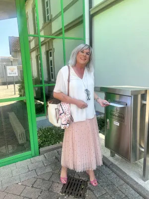 Transfrau Jennifer Kubach kandidiert als parteilose Bürgermeisterin für Linkenheim-Hochstetten Bild: Transfrau Jennifer Kubach kandidiert als parteilose Bürgermeisterin für Linkenheim-Hochstetten