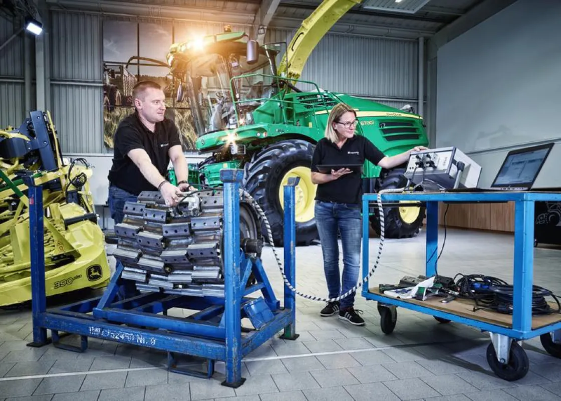 John Deere 8000 Series forage harvester, weld seam testing on blade holder using “LinScanDuo 2.0“ (Fraunhofer IZFP / Uwe Bellhäuser)