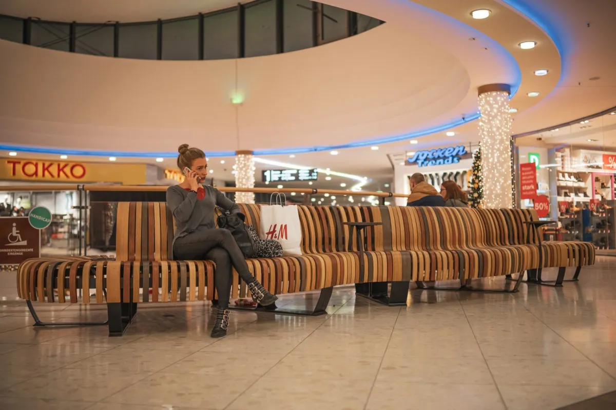 Nova C Sitzbanksystem in Shopping Center Gera Arcaden (© Green Furniture Concept AB)