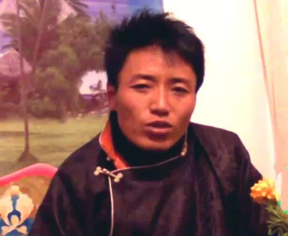 Bild: Tibetischer Komiker Athar wegen einer ihm unterschobenen Waffe verurteilt