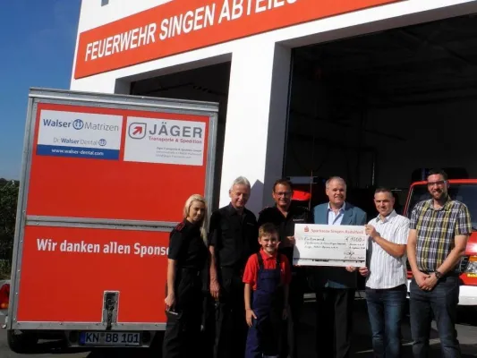Bild: Scheckübergabe der Dr. Walser Dental zur Förderung der Jugendfeuerwehr