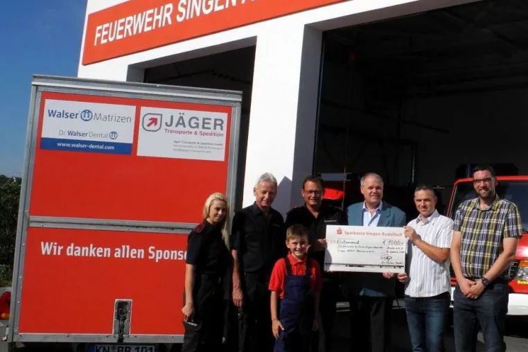 Bild: Scheckübergabe der Dr. Walser Dental zur Förderung der Jugendfeuerwehr