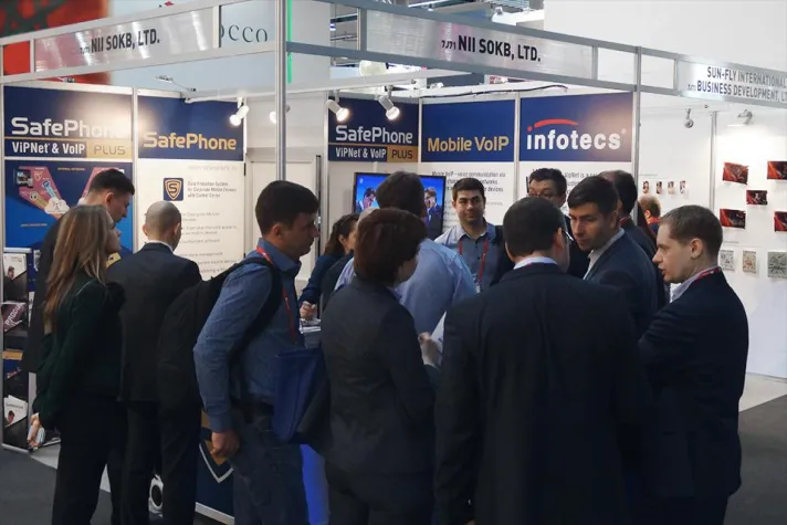 Bild: Infotecs mit Partnerfirma beim Mobile World Congress 2014