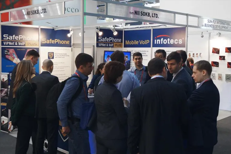 Bild: Infotecs mit Partnerfirma beim Mobile World Congress 2014