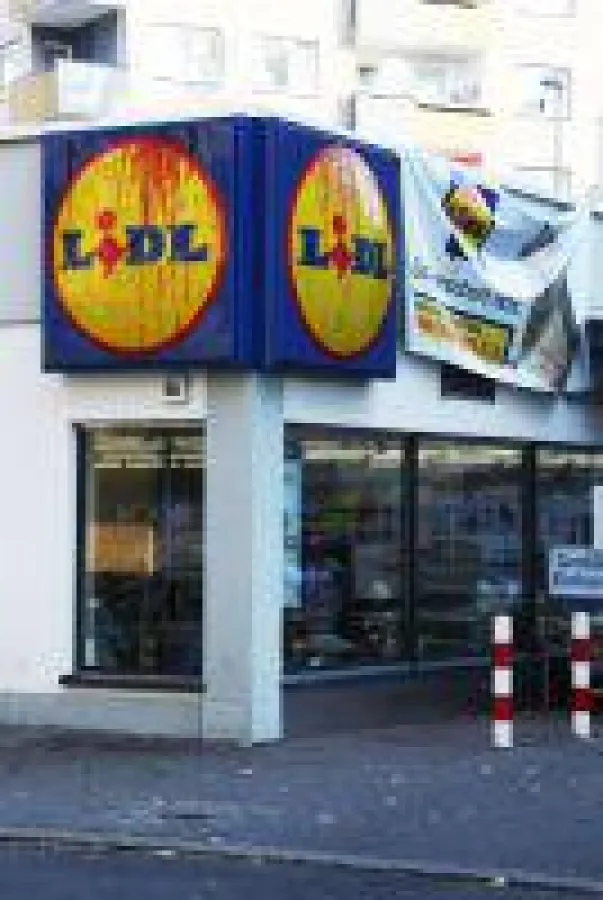 Tierschützer lassen Banner an Berliner LIDL-Filiale hinab.