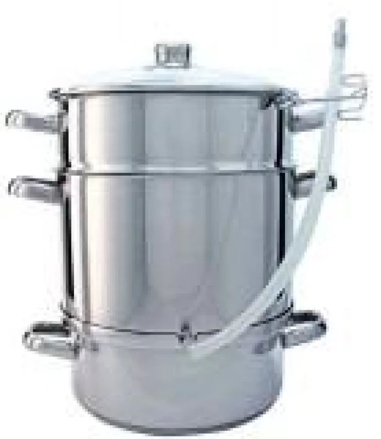 Grosser Entsafter aus Edelstahl