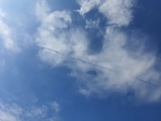 Bild: Studie: „Versteckte“ Kondensstreifen in Zirruswolken tragen zur Klimaerwärmung bei