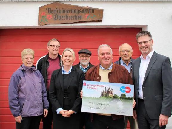 Bild: Aktive Förderung der Region - Die MLU spendet 1.500 € für den Verschönerungsverein Oberbrechen
