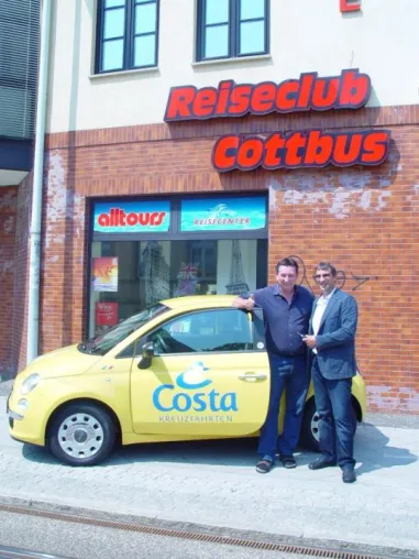 Bild: Fünf FIAT 500 im Costa Design: Reiseclub Cottbus gewinnt bei Costa Mystery Shopper Aktion