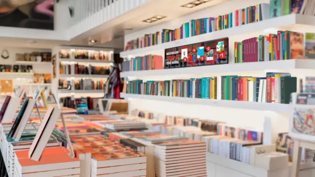 Bild: Digitale Regalbeschriftungen: Digital Signage für Bibliotheken und Büchereien