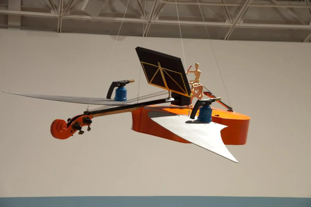 Benjamin Patterson: Flying Bass II, 2010  Foto: Rick Gardner, Courtesy Contemporary Art Museum Houst