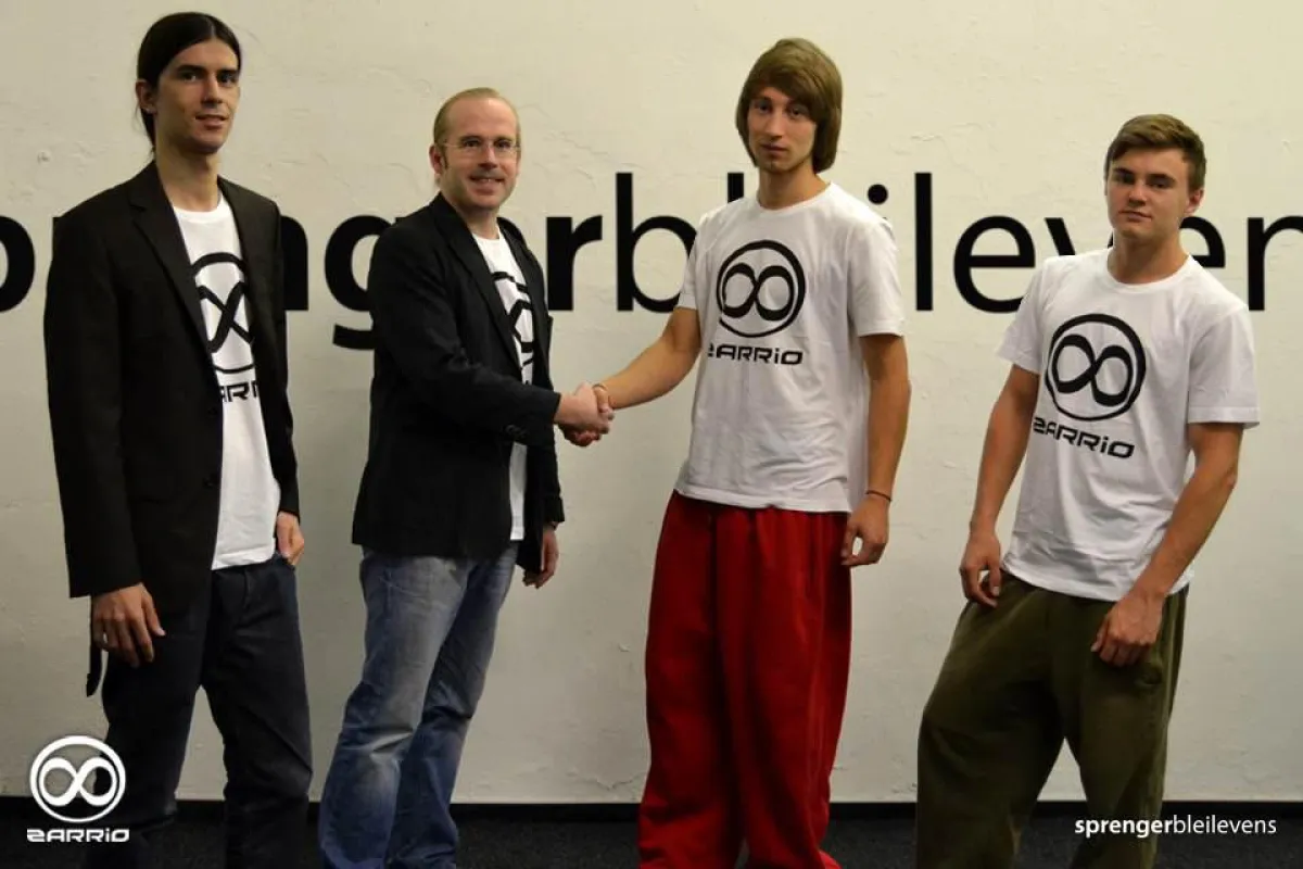Art Director Stefan K. Bleilevens und CEO Oliver Sprenger mit Mazzel Parcharidis und Dennis Merkel