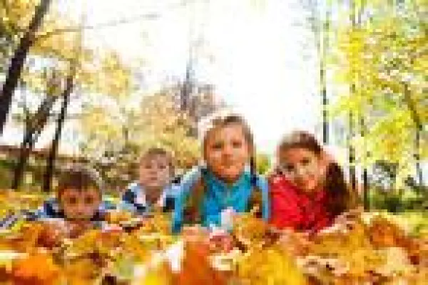 Bild: In einem Feriencamp können Kids den Herbst aktiv erleben