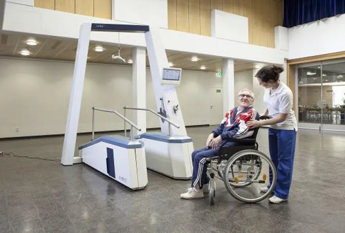 Bild: Schlaganfall-Patienten: DGNR priorisiert Endeffektor Gangtrainer für die Rehabilitation der Gehfähigkeit