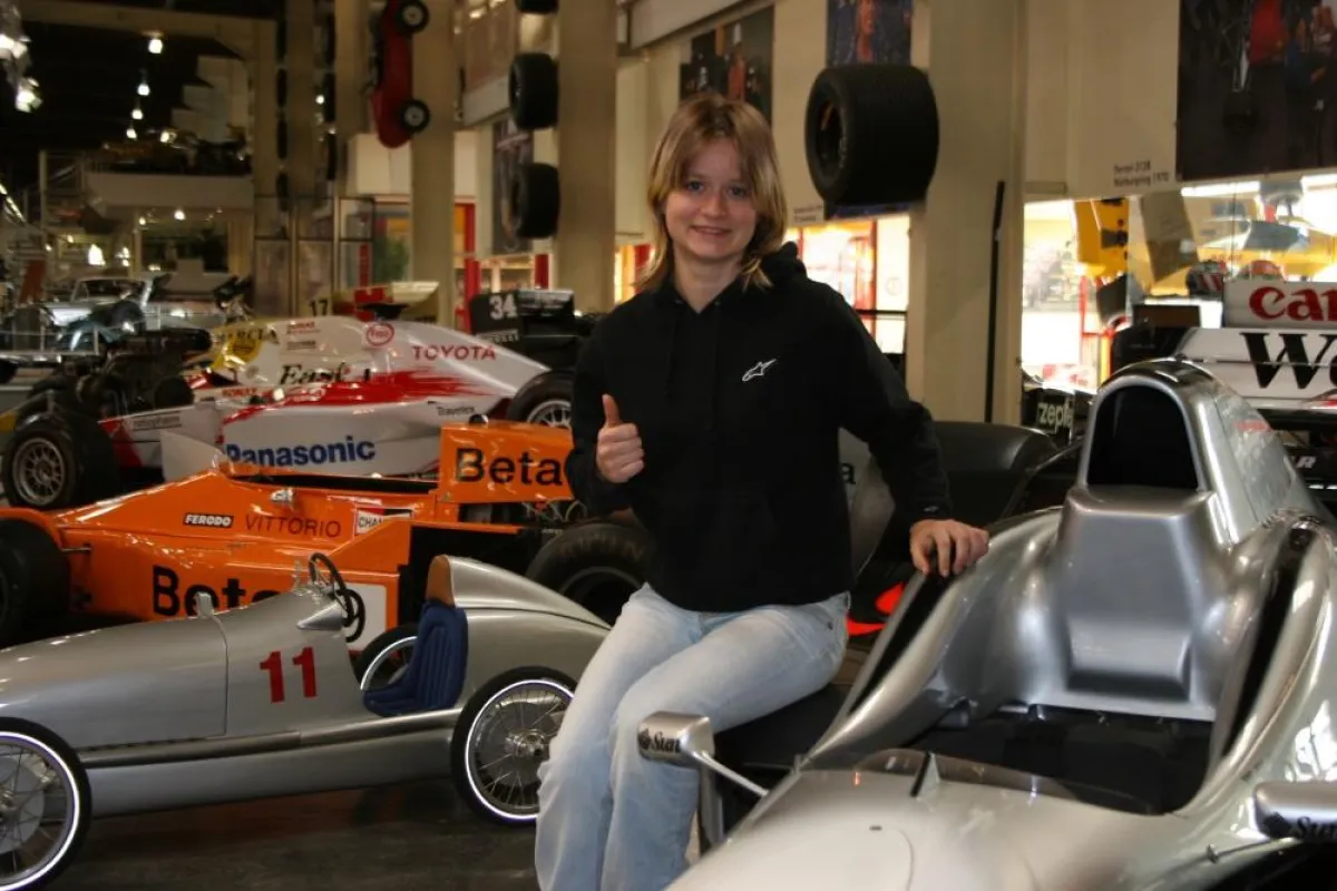 Jackie Weiss am Mika Häkkinen´s Formel 1 Boliden von 1997 (700PS) im Museum Sinsheim. Weitere Fotos im Speed-Magazin.de