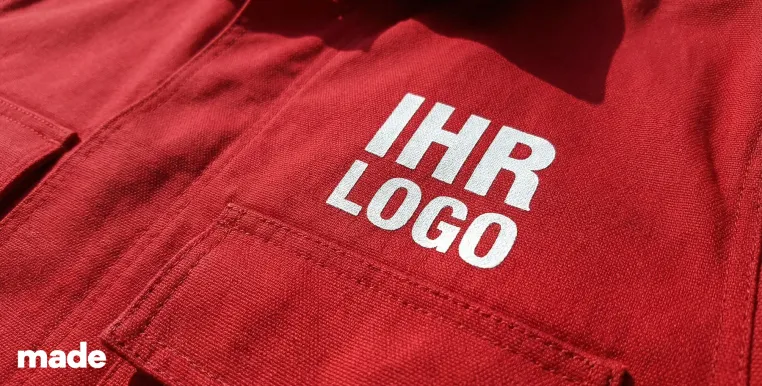 Bild: Fachkräfte der made for brands GmbH in Berlin bedrucken Textilien für Handwerksbetriebe