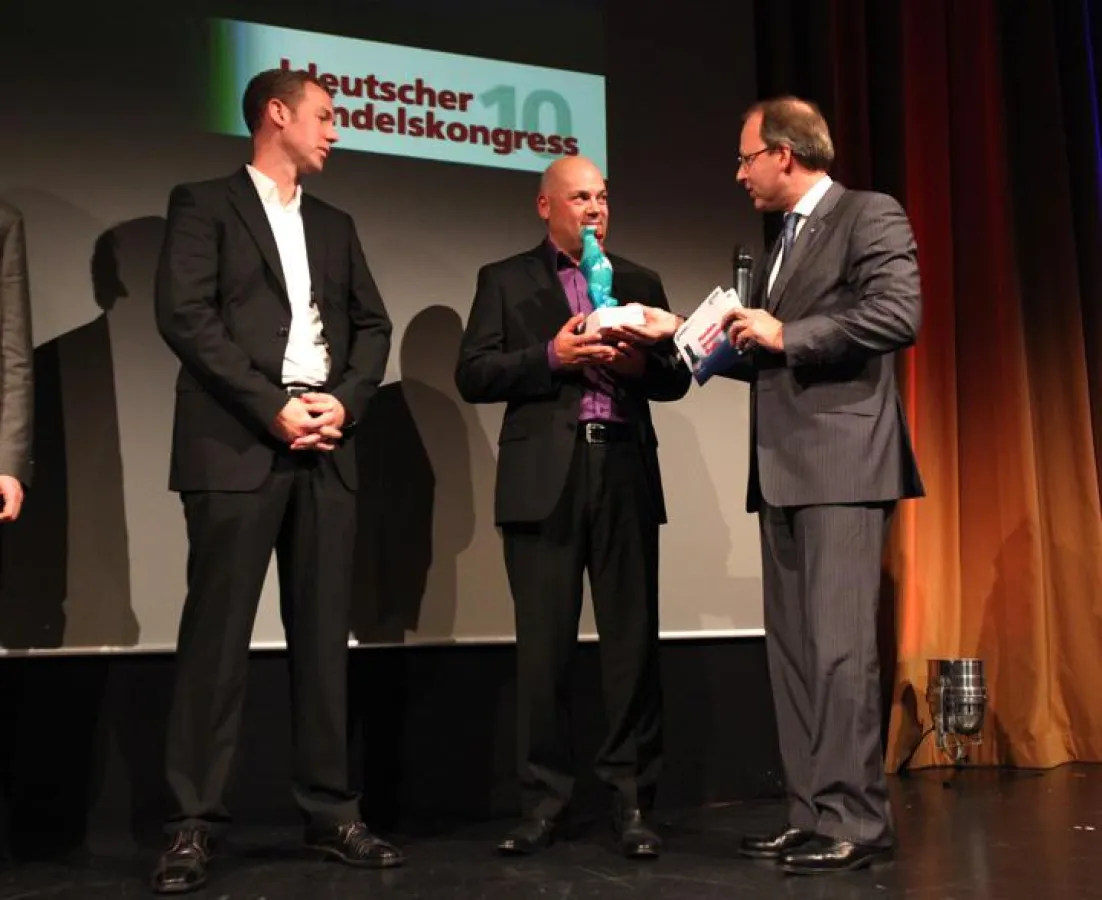 HDE-Hauptgeschäftsführer Stefan Genth überreicht Actisale-Geschäftsführer Marko Reiß den HIP 2010