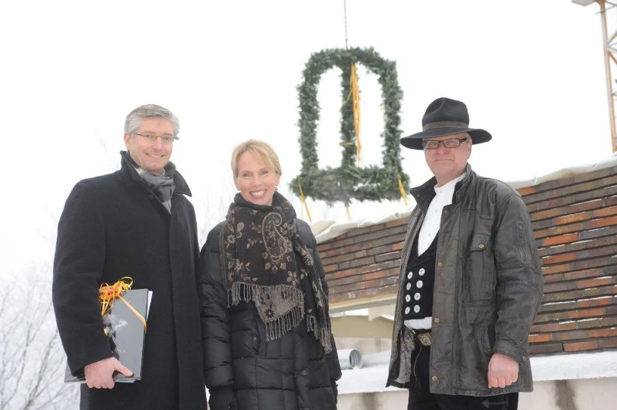 Bauherr Jan-Friedrich Schütt und Doris Schütt mit Zimmermann Bernd Vogl beim Richtfest in der Elbchaussee in Hamburg.