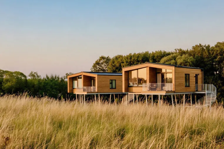 Bild: Außergewöhnlich übernachten an der Ostsee: Ostsee Baumhaushotel verbindet Baumhausurlaub, Design und Komfort