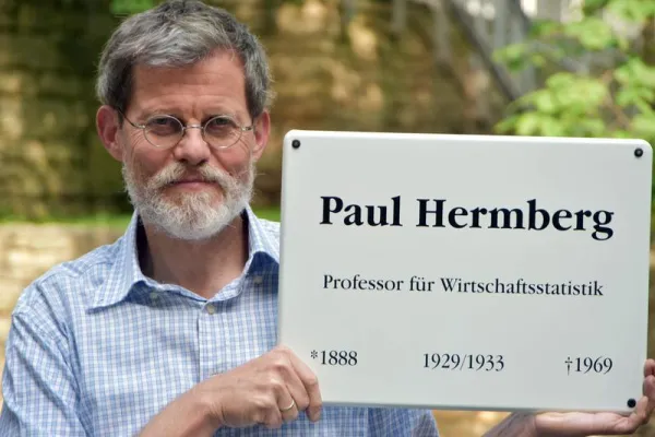 Bild: Ehrentafel für standhaften Wissenschaftler