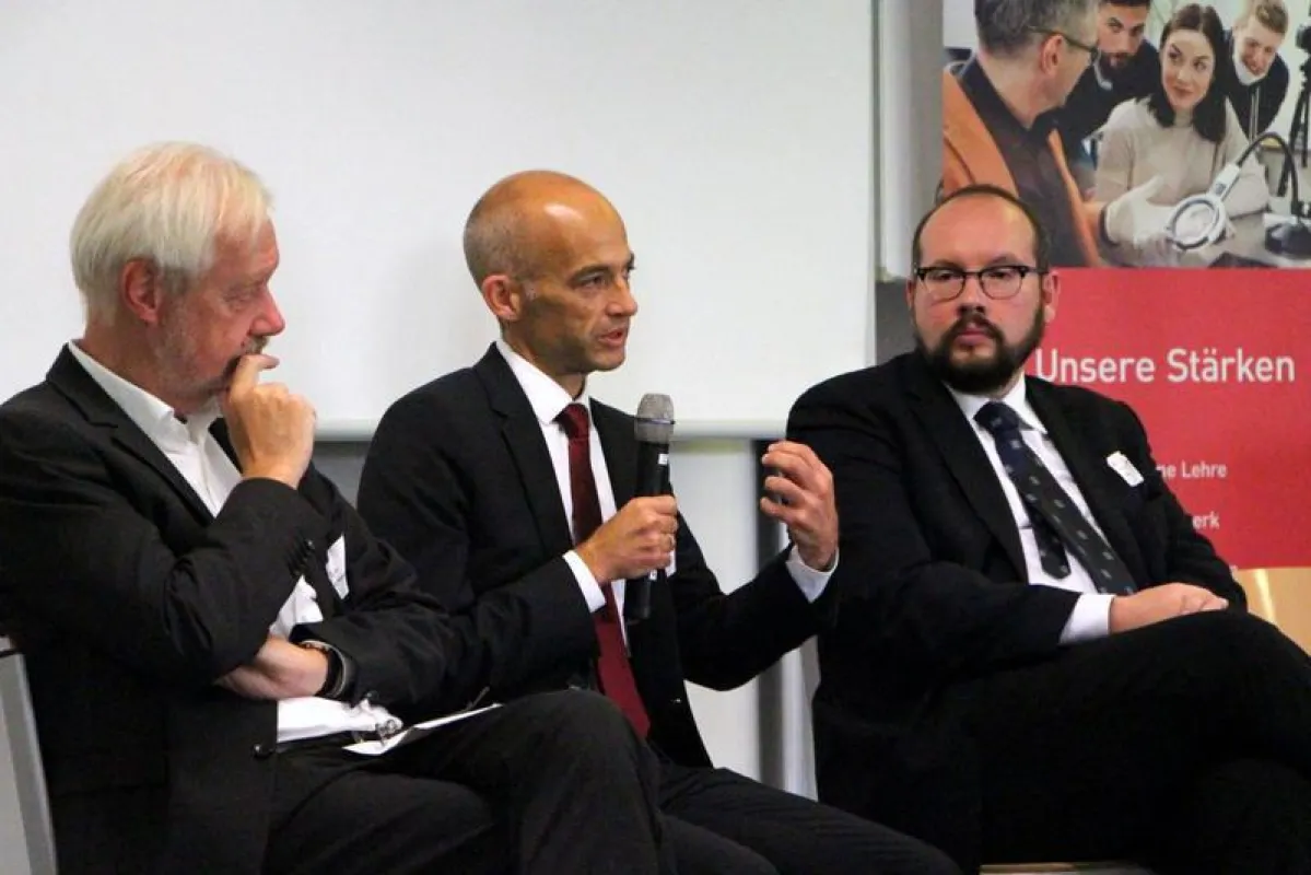 Karriereweg FH-Professur: Präsidenten der UAS7-Mitgliedshochschulen zeigen auf und diskutieren mit Teilnehmer/innen über die optimale Vorbereitung (Foto: Sylke Schumann / HWR Berlin)