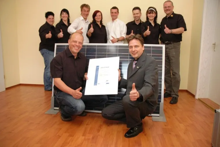 Bild: Photovoltaikspezialist maxx-solar als erste Fachfirma mit dem blueTÜV-Siegel des TÜV Thüringen ausgezeichnet