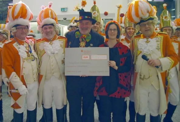 Bild: Nippeser Bürgerwehr übergibt Scheck - Spende für den Förderverein