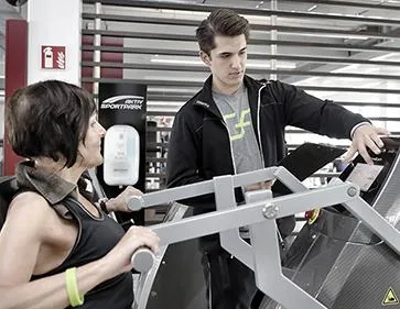 Bild: Aktiv-Sportpark Moers bildet Sport- und Fitnesskaufleute aus – Danilo Mierzwa auf dem Weg zum Alleskönner