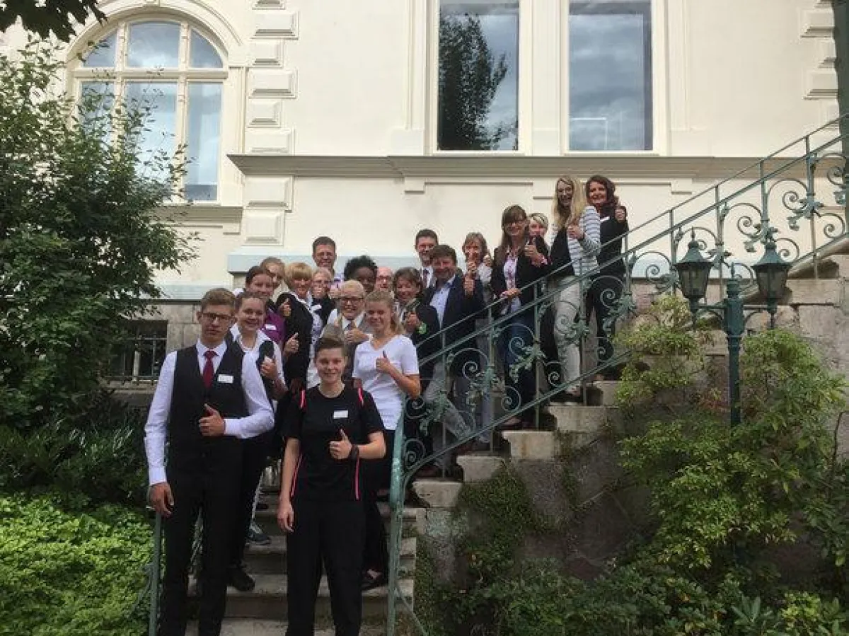 Unsere neuen Azubis, die Inhaberfamilie und Abteilungsleiter