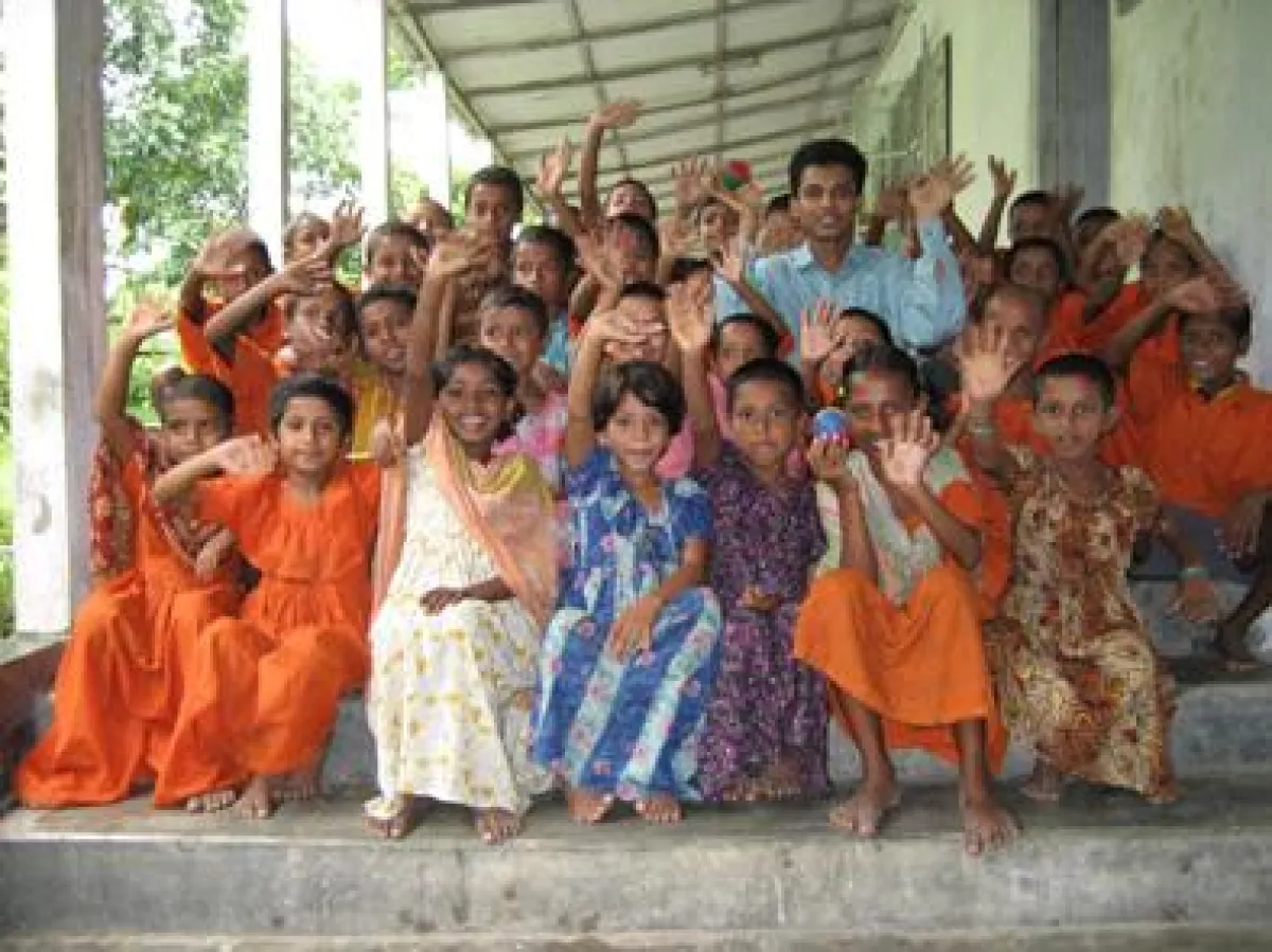 Die Mädchen im Dorf Huzurikanda (Bangladesch) sind glücklich: Sie dürfen die Grundschule besuchen.
