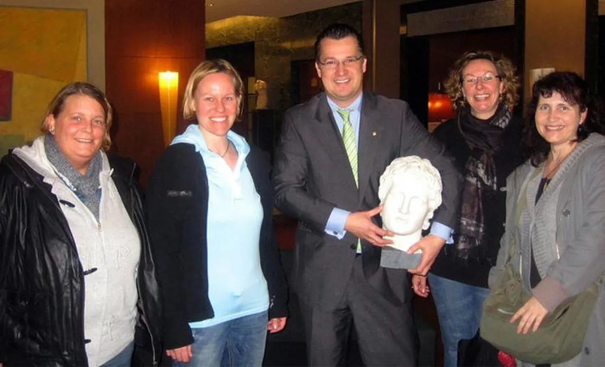 Mondial-Chef Torsten Stiegler (Mitte) war ihr ?Retter in der Not? (v.l.): Stephanie Nowakowski, Andrea Uhländer, Nicole Wagener und Andrea Rahn