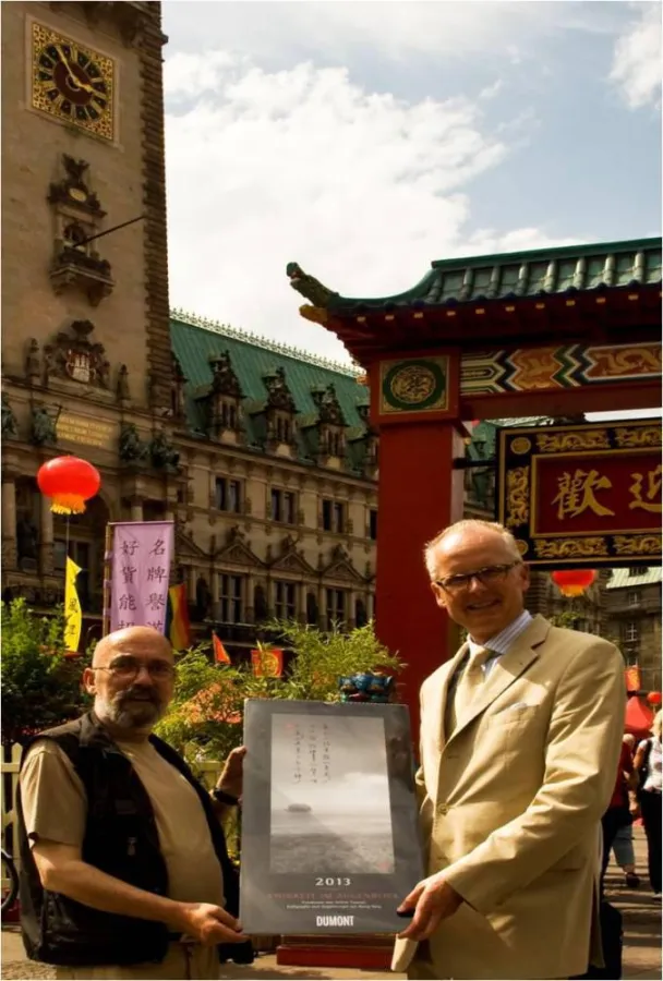 Achim Tsutsui (l.) und Gute Adressen Vorstand Matthias Marissal (r.) mit dem Kallphographie Kalender
