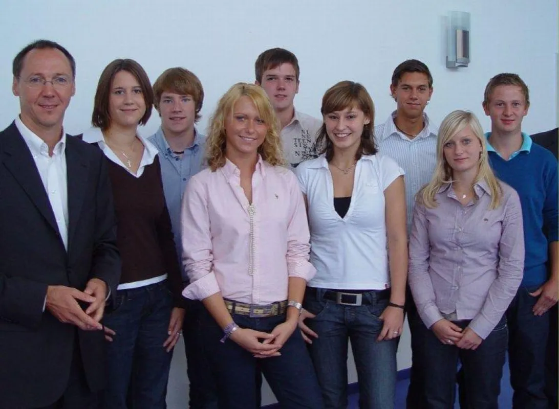 Geschäftsführender Gesellschafter Franz Weiss mit den neuen Auszubildenden Alexandra Kunke, Maximilian Kalkusch, Anna Demmel, Florian Neubauer, Larissa Ruthkowski, Daniel Wirkner, Susanne Lang und And