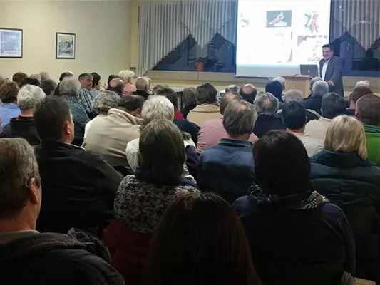 Bild: Asklepios Klinik Oberviechtach: Reges Interesse am Vortrag „Schulterschmerz“ von Stephan Goetze