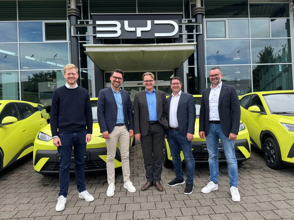 Gemeinsamer Auftakt für die neue Partnerschaft zwischen Fischer Automobile und BYD  (© BYD)
