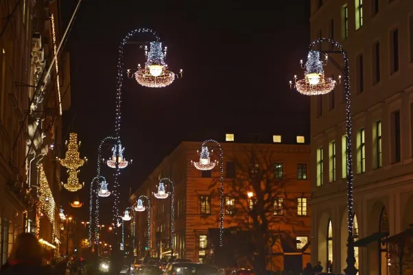Bild: Weihnachtliche Lichtinstallation in der Münchner Brienner Straße – Eine Allee aus Licht