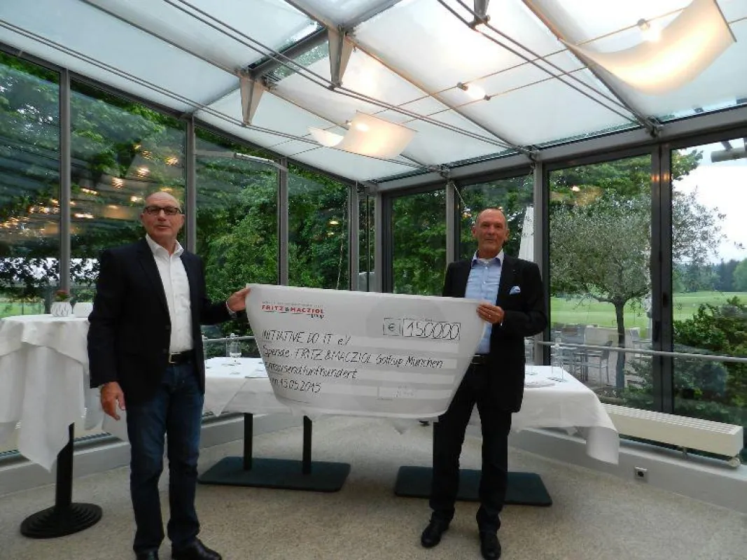 Wolfgang Kredig li. (FRITZ & MACZIOL) übergibt den Spendenscheck n Ottmar Flach (INITATIVE DO IT)